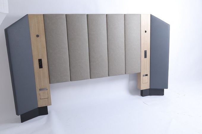 Sizのベッドの家具の生地によって装飾される房をやりくりするホテルのベッドの頭板の寝室 1