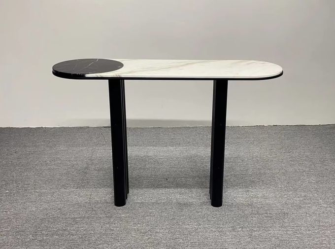 居間の大理石の上の金属フレームが付いている注文のコーヒー テーブル 1